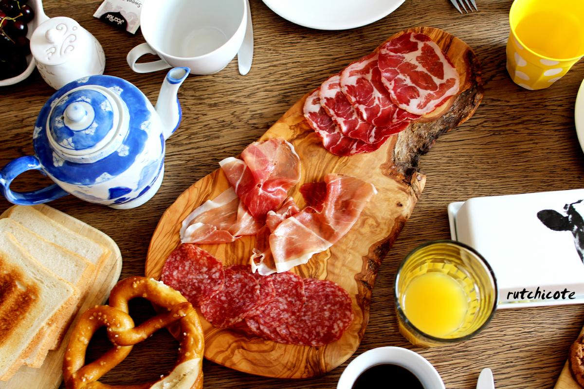 Desayuno-berlines-plato-madera-de-olivo