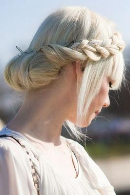 peinado recogido con una trenza lateral