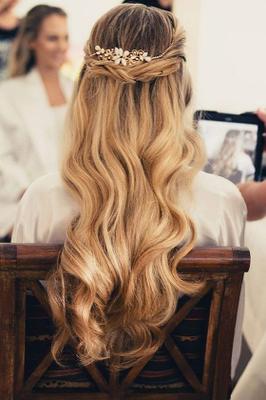 cabello largo semirecogido con accesorios