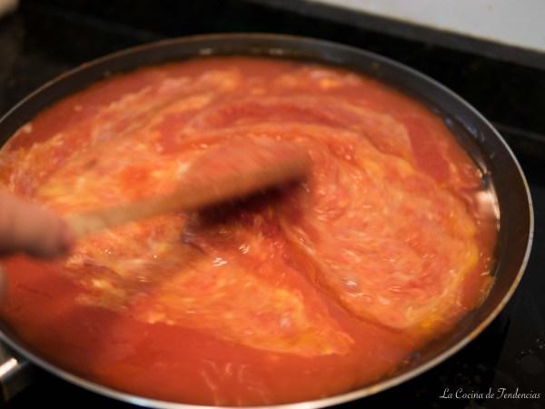 tomate frito con huevo