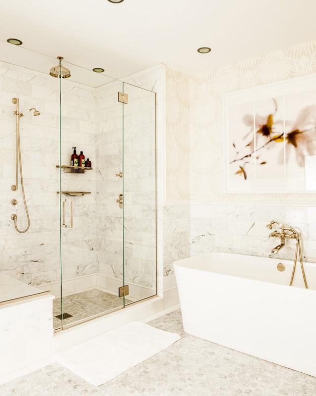 Baño con complementos dorados