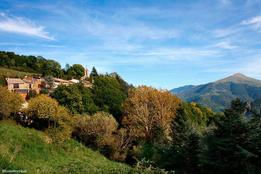 Homelifestyle-Magazine-La-Vall-de-Ribes-cazadores-de-setas-pueblo