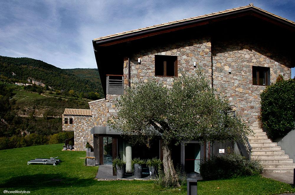 Homelifestyle-Magazine-La-Vall-de-Ribes-cazadores-de-setas-Hotel-Resguard-Dels-Vents-exterior