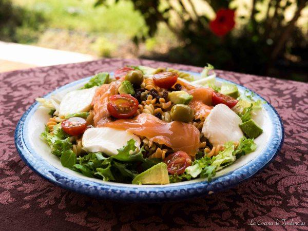 ensalada de pasta con salmón