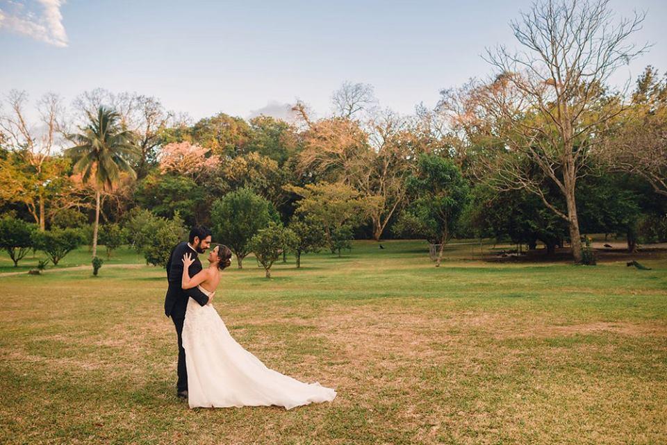 lugares-bodas-al-aire-libre-jardin-costa-rica-noviatica-revista-bodas-novias-adri-mendez-fotografos-de-bodas-2
