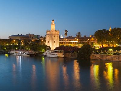 La Torre del Oro de Sevilla desde el Guadalquivir
