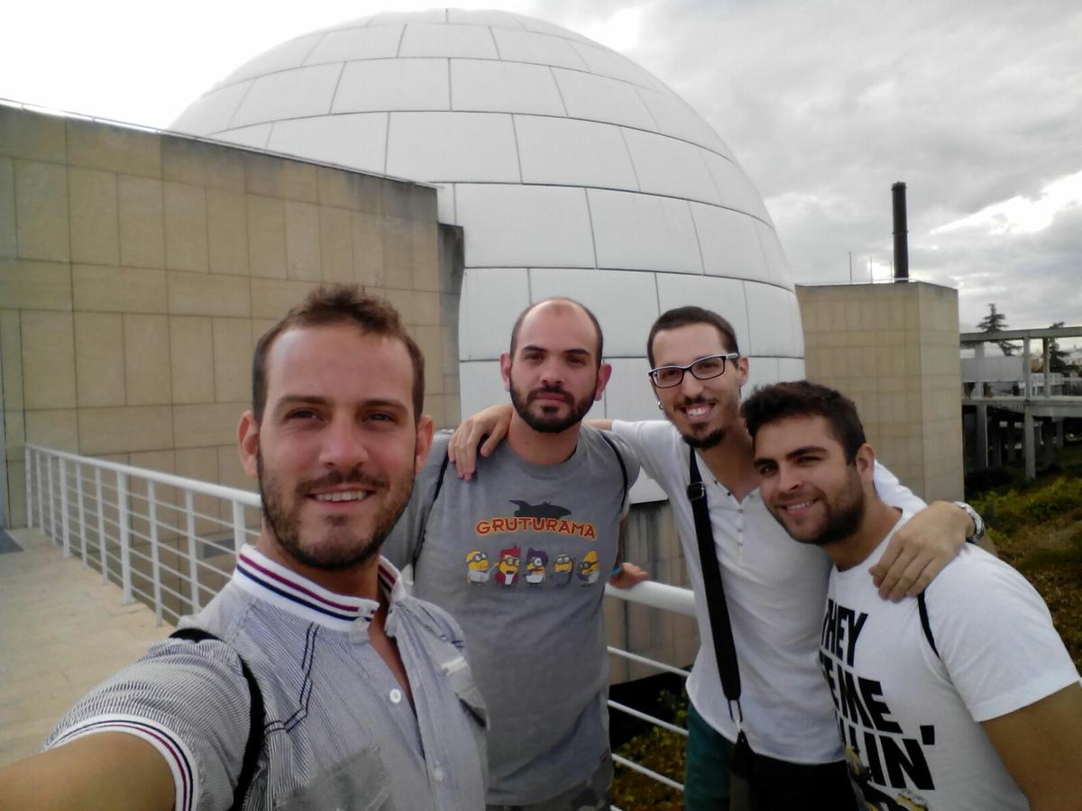 Grupo en una actividad visitando el Planetario de Madrid