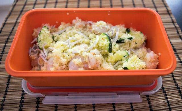Cous cous con anguriñas, gambitas y calabacín