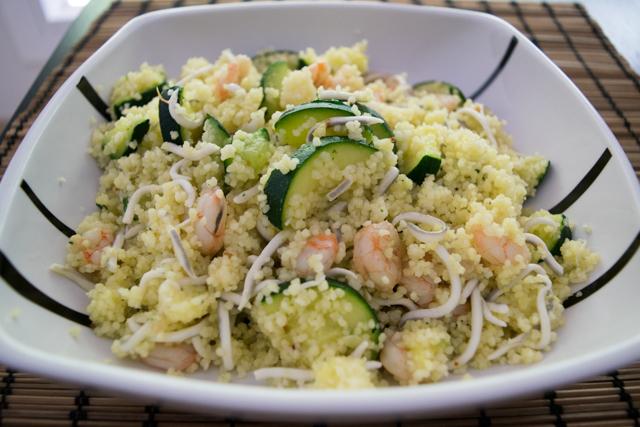 Cous cous con anguriñas, gambitas y calabacín
