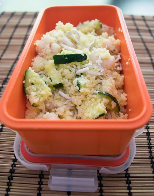 Cous cous con anguriñas, gambitas y calabacín