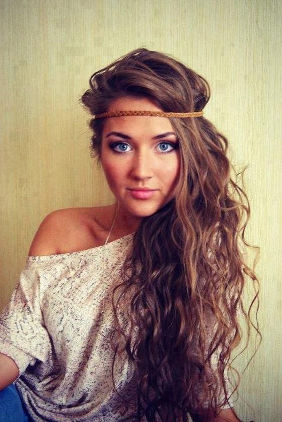 curly hairstyle with accesories