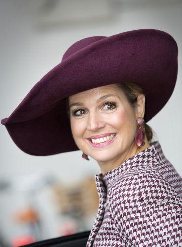 Fuente de la imagen: https://royalhats.wordpress.com/2014/03/19/queen-maxima-in-tilburg/