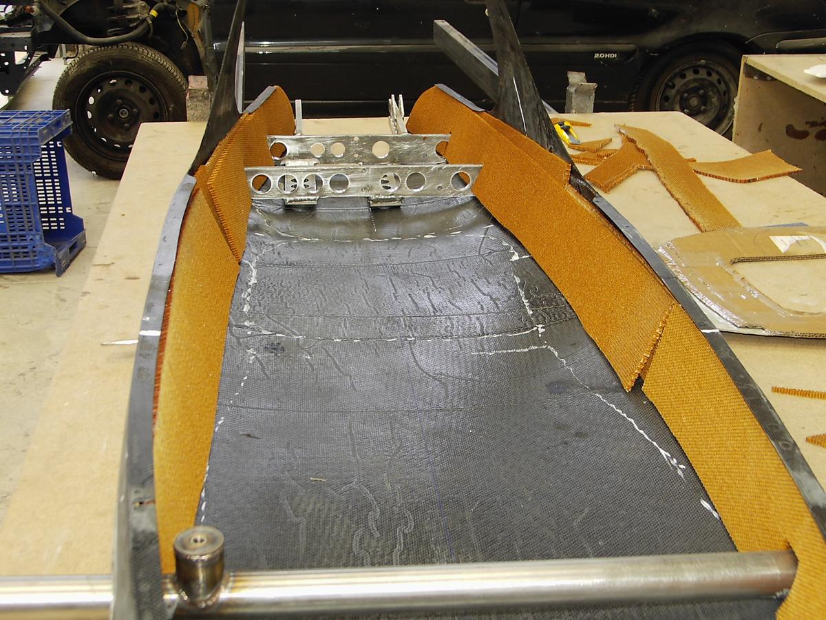 tiras de nomex planteadas a lo largo de la estructura para reforzar