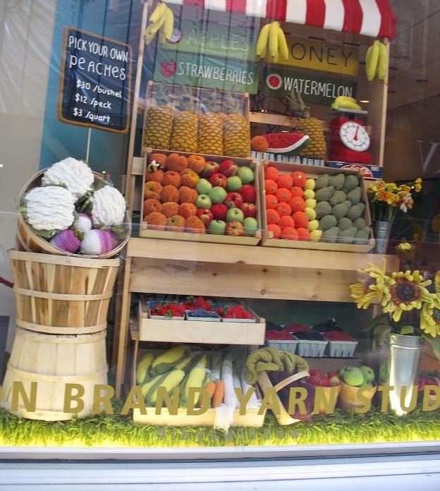 Verdulería en la vidriera de Lion Brand