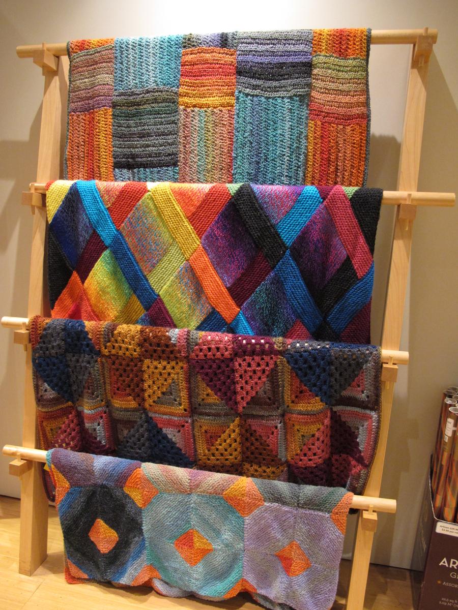 Mantas al crochet y dos agujas exhibidas en Lion Brand Studio