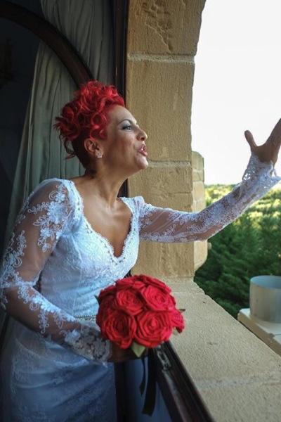 Ramo de novia de rosas rojas de tela