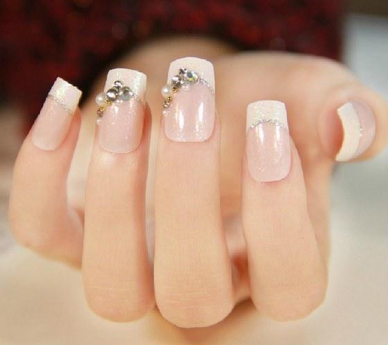 uñas con accesorios