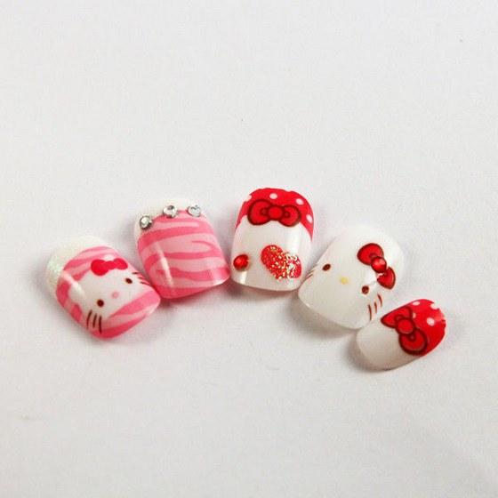 hello kitty en uñas postizas
