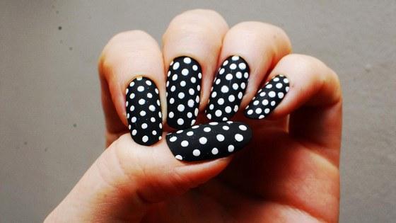 modelo negro con pepitas blancas uñas