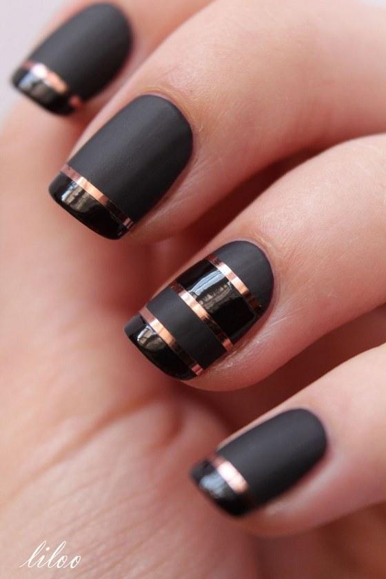 uñas negras con cintillas