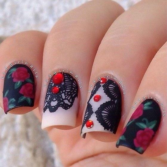 uñas decoradas con piedras