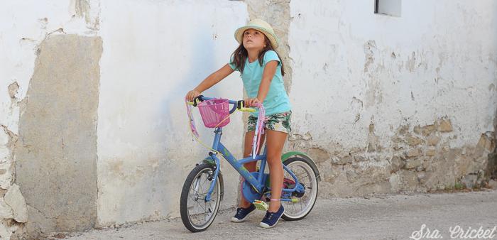 nina-en-bicicleta-sra-cricket