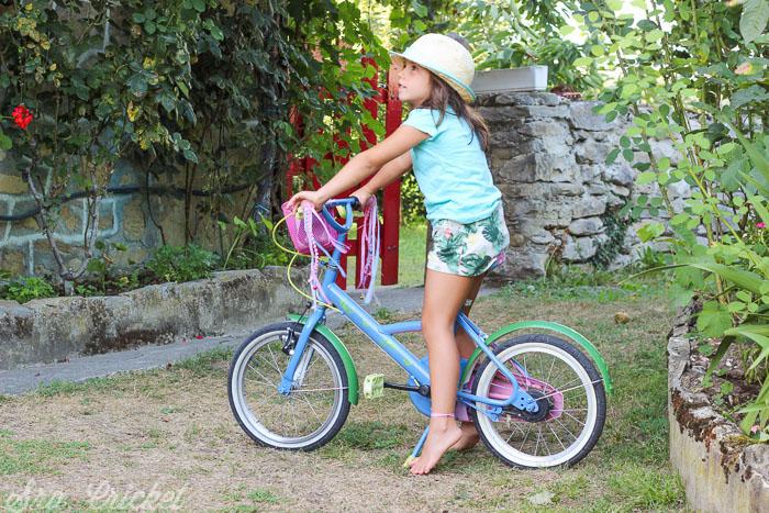 nina-en-bicicleta-pintada-sra-cricket