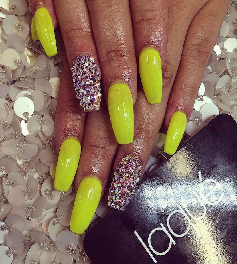 uñas pintadas con verde