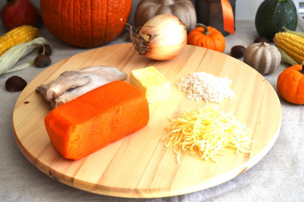  ingredientes de receta de risotto sobre tabla de madera