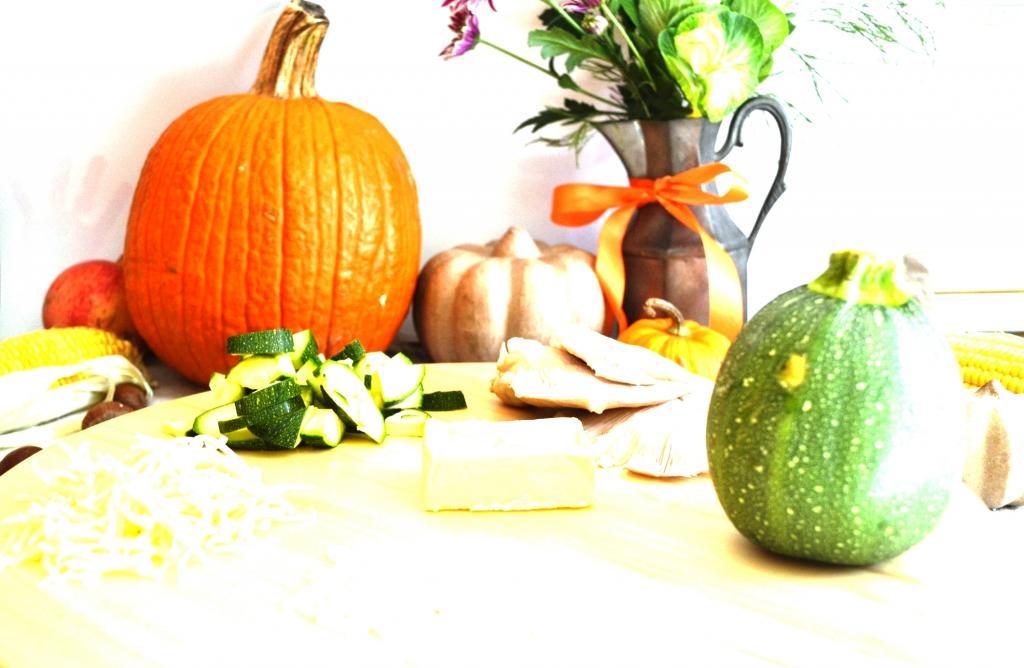  cacerola con verduras y bodegón de verduras con florero