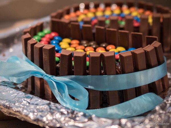 tarta de kit kat y lacasitos
