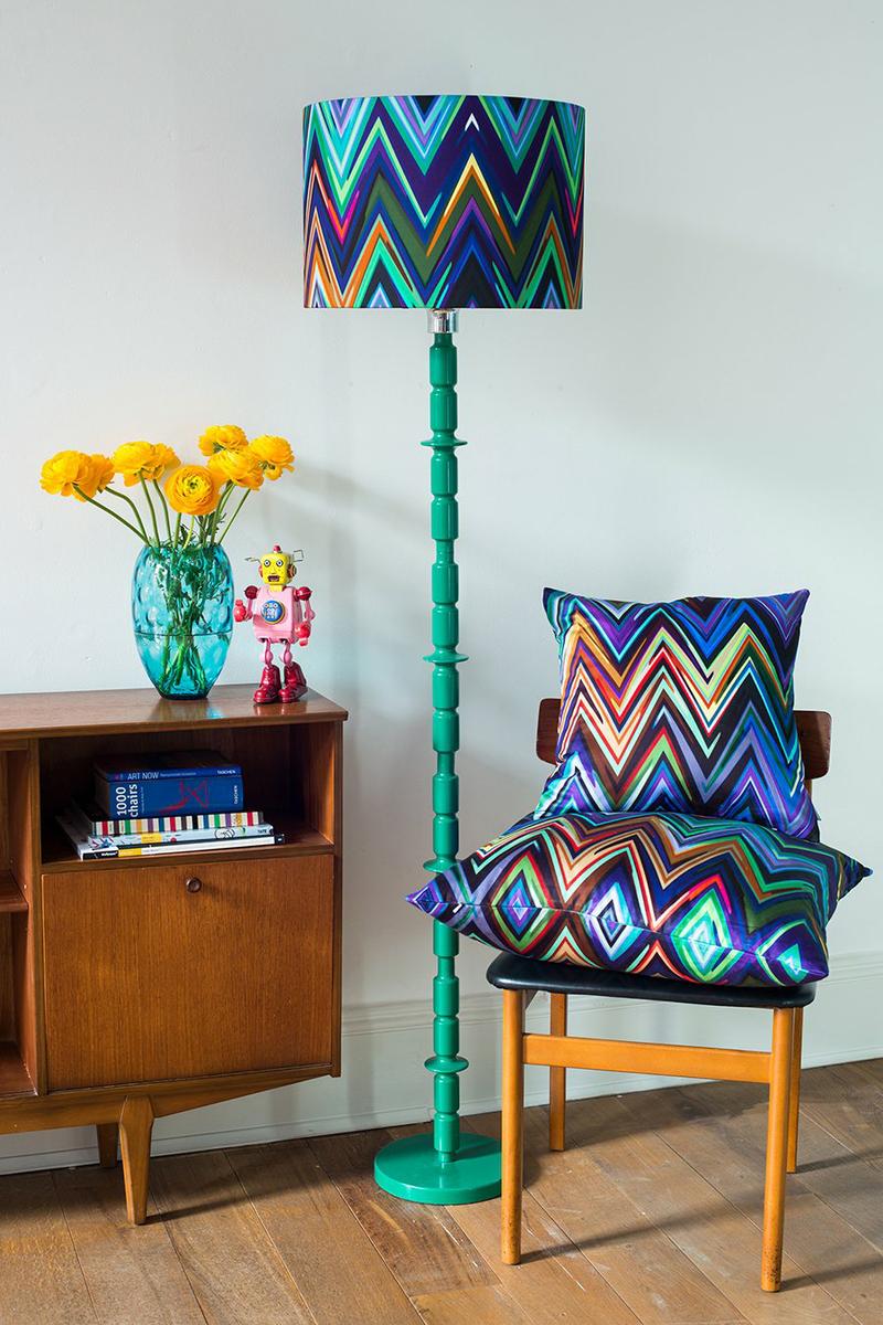 decoracion moderna con rayas Parris Wakefield Zig Zag Shade & cushion