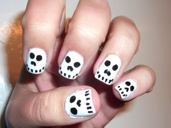 diseño de uñas de calaveras