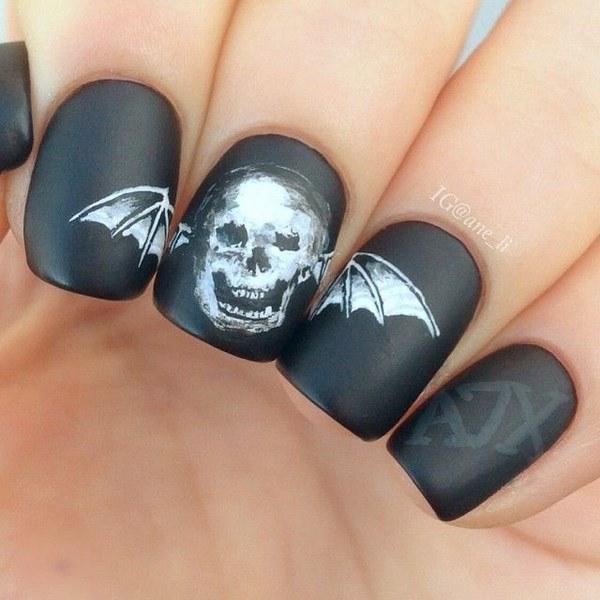 modelo de uñas negras con calavera