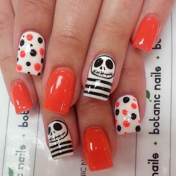 uñas naranja y negro con calaveras