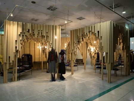 reciclar tubos de cartón decorando el techo