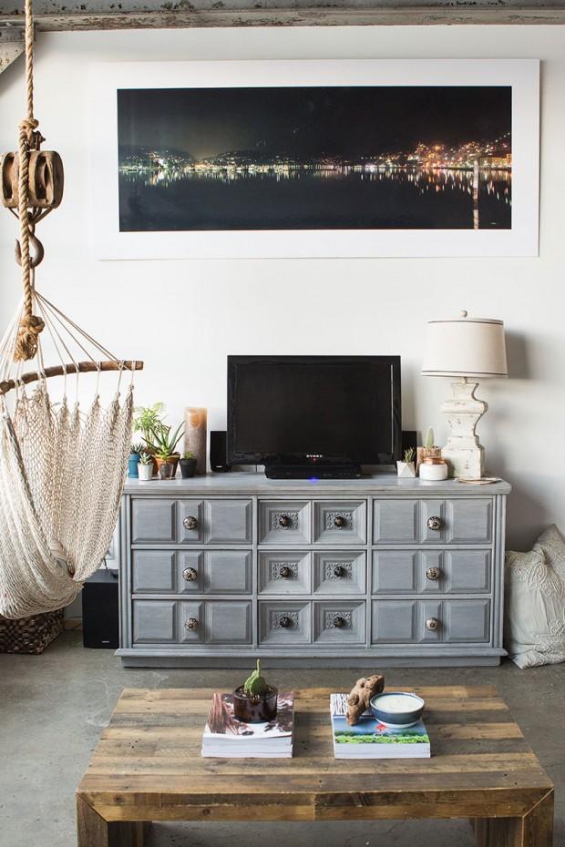 comoda vintage en el salon