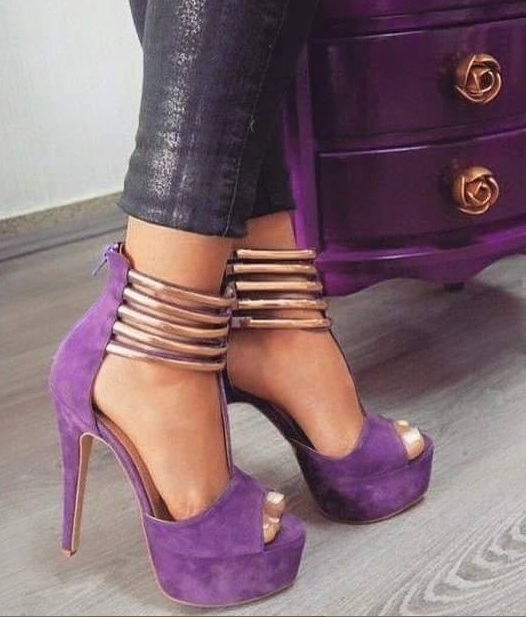 sandalias moradas