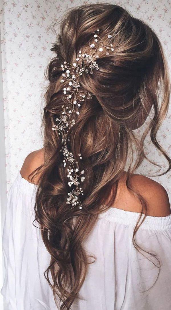 peinado para cabello ondulado con accesorios