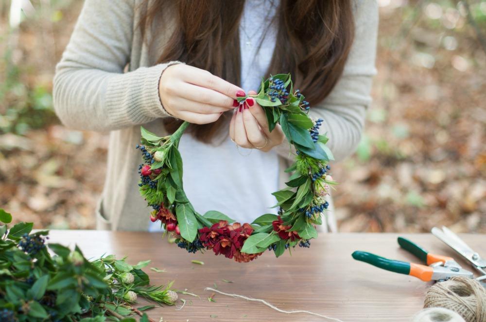 Cómo hacer una corona de flores otoñal en All Lovely Party