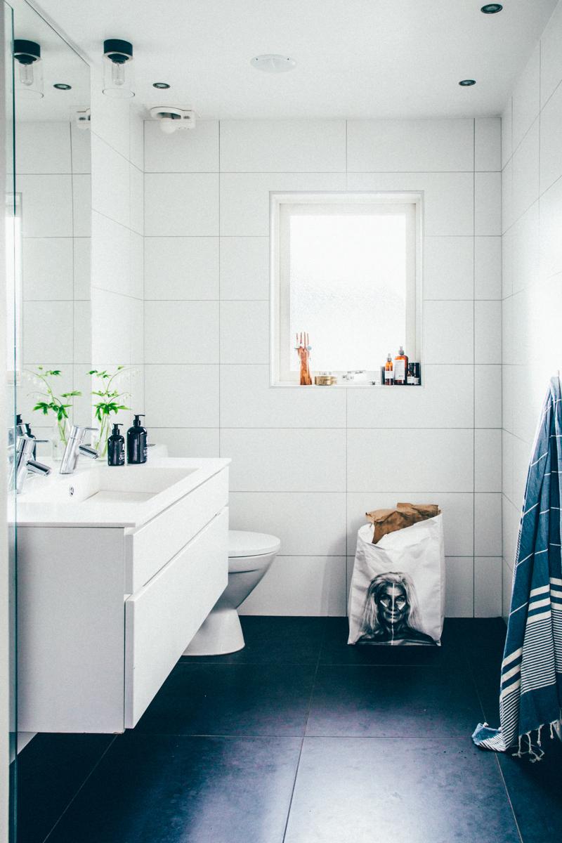 Baño en blanco y azul