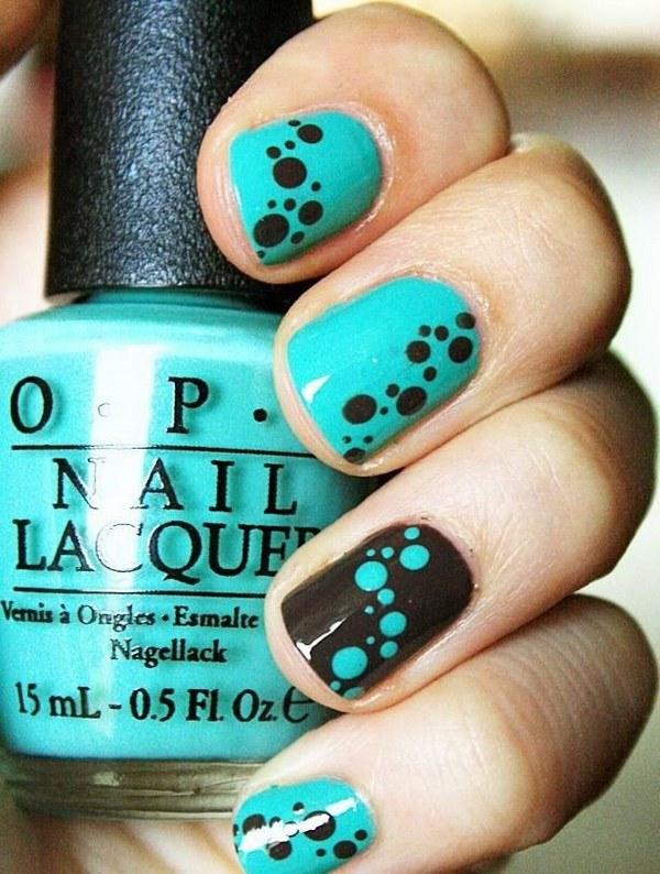 uñas a dos colores azul con puntos y marron
