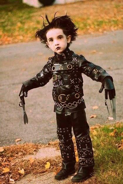 disfraz casero de halloween para niños: eduardo manos tijeras