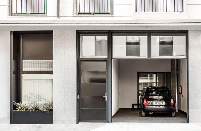 Homelifestyle-Magazine-Nuevo-Apartamento-adaptado-Eric-Vökel-parking-entrada