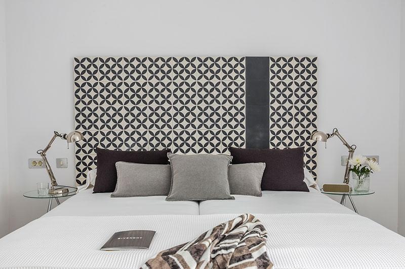 Homelifestyle-Magazine-Nuevo-Apartamento-adaptado-Eric-Vökel-dormitorio-accesible-cabecero-hidráulico