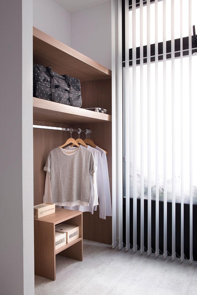 Homelifestyle-Magazine-Nuevo-Apartamento-adaptado-Eric-Vökel-dormitorio-accesible-vestidor