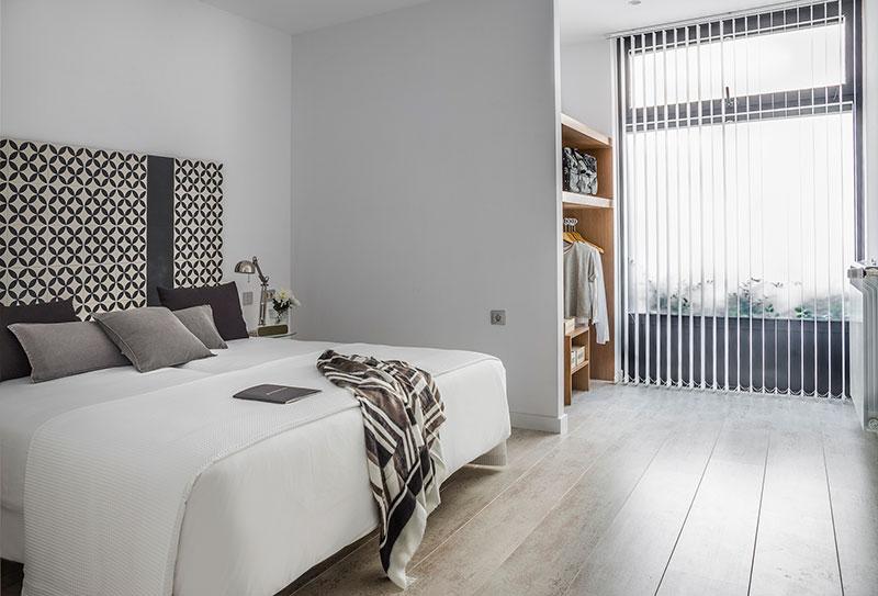 Homelifestyle-Magazine-Nuevo-Apartamento-adaptado-Eric-Vökel-dormitorio-accesible-