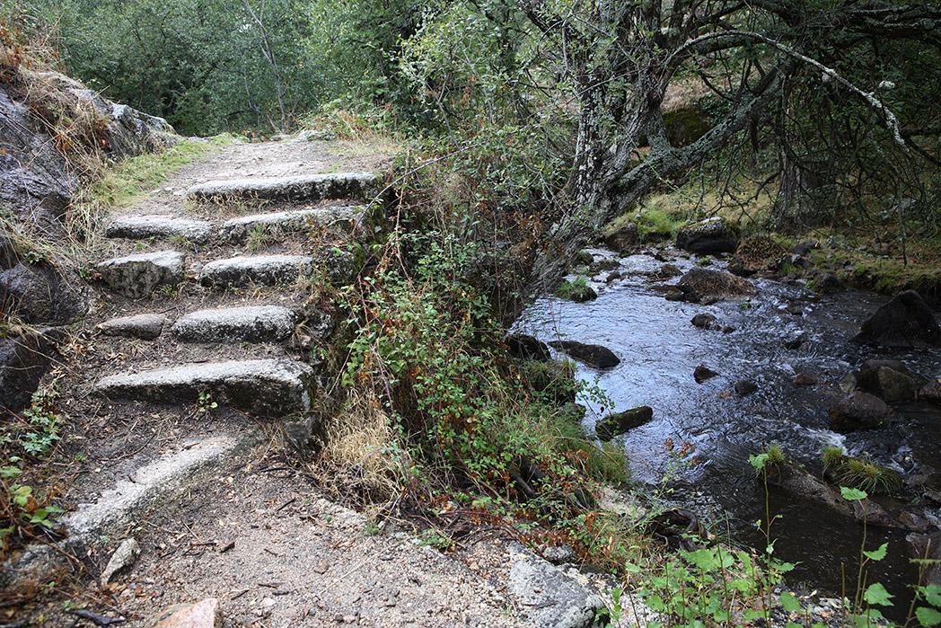 Río Valsaín. Escalinatas de granito. Sendero de los Reales Sitios-Las Pesquerías Reales. La Granja-Valsaín. Segovia. España © Javier Prieto Gallego;