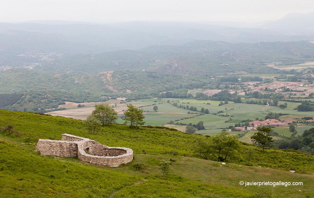 Reconstrucción del Pozo de los Lobos del Páramo de la Lora. Un pozo circular rodeado por una cerca de piedra era el punto hacia el que se acosaba a los lobos para que acabaran cayendo en él. Palencia. Castilla y León. España. © Javier Prieto Gallego
