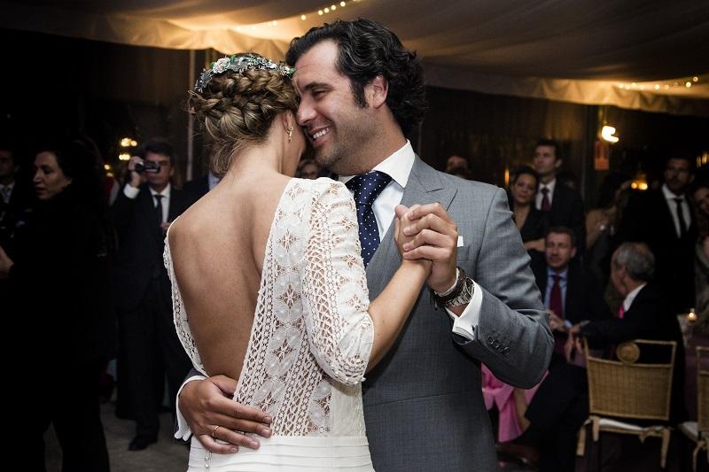vestido de novia con escote en la espalda